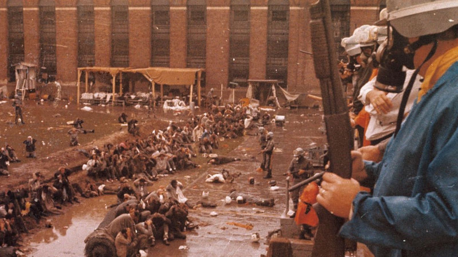 Una de las escalofriantes imágenes del final del motín de la prisión de Attica.