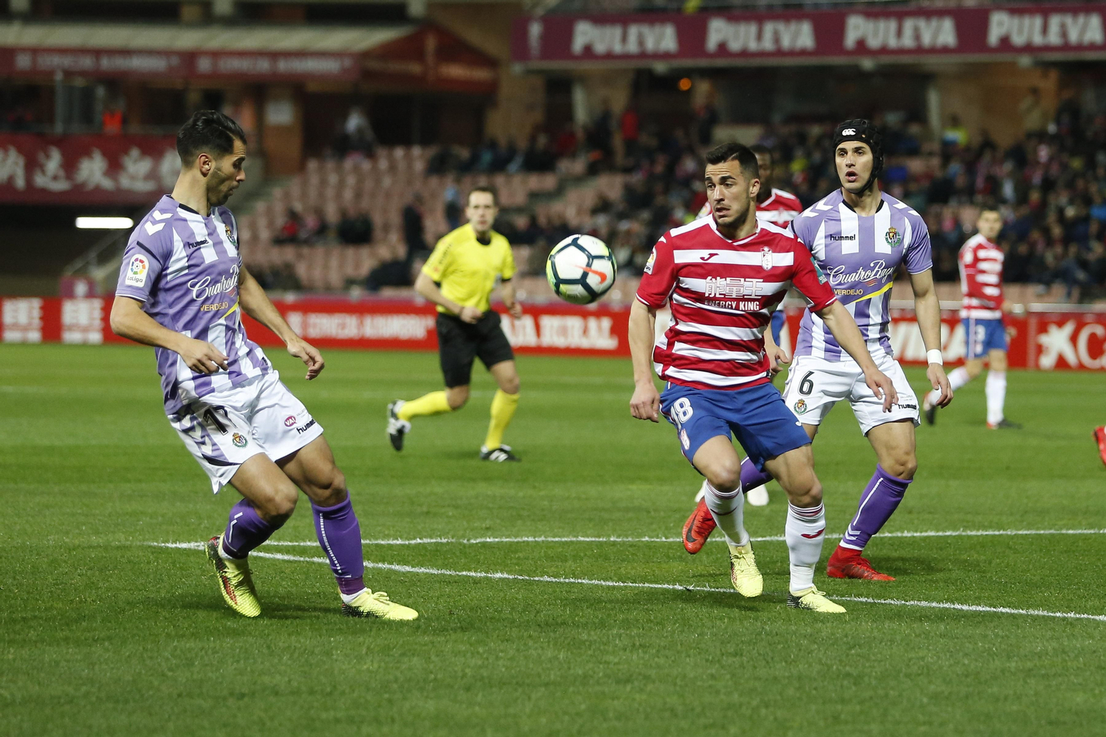 Joselu controla el esférico ante dos jugadores del Real Valladolid en el partido del pasado viernes.
