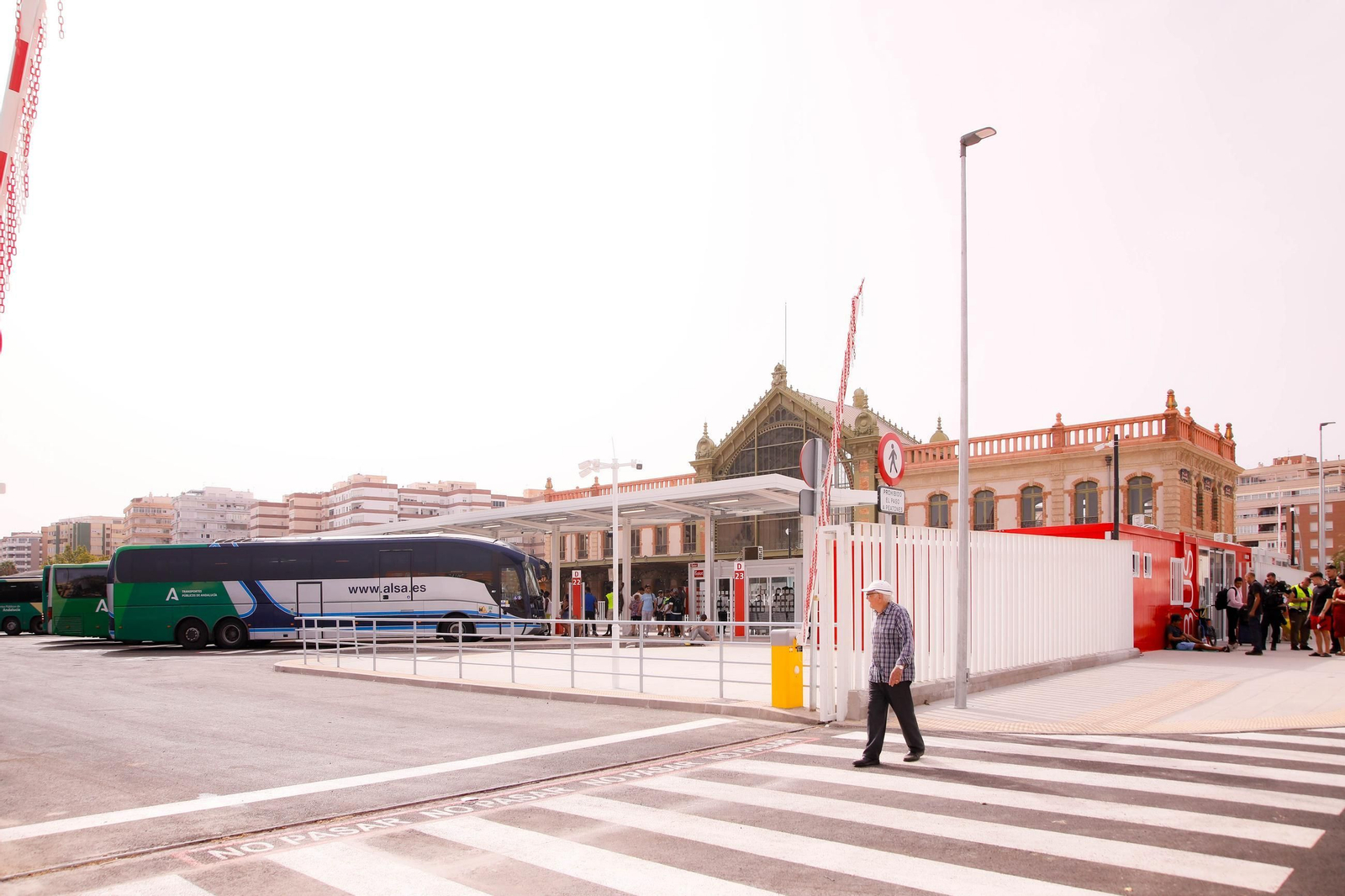 Imágenes del primer día de funcionamiento en la estación de bus en Almería
