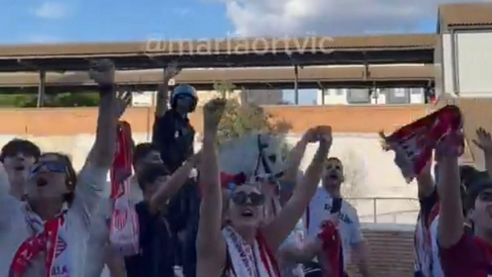 "¡Campeones, campeones!": el emotivo gesto de los sevillistas con los niños de oncología del Hospital Virgen del Rocío