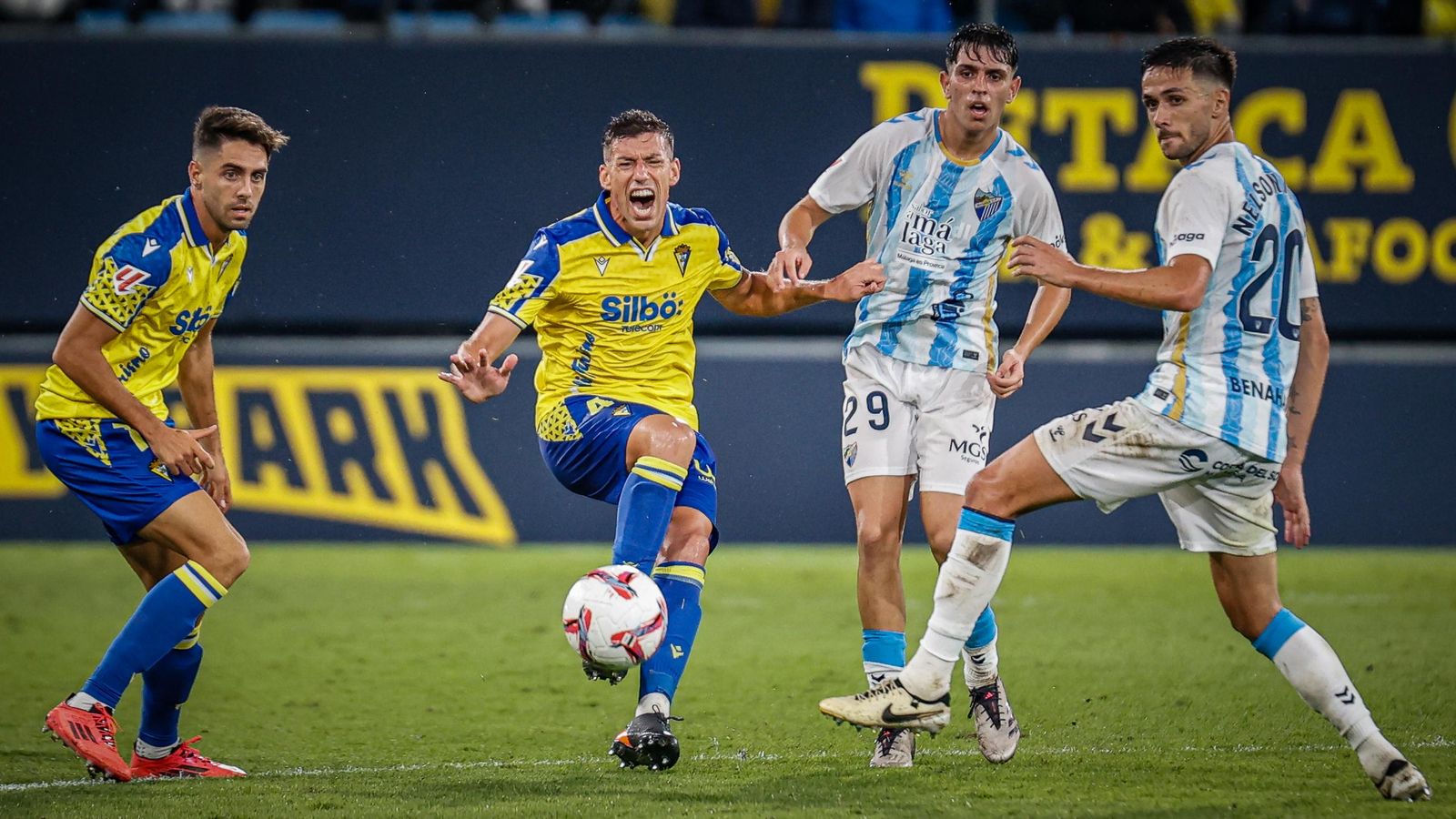 Búscate entre las imágenes del partido de futbol Cádiz CF - Málaga CF