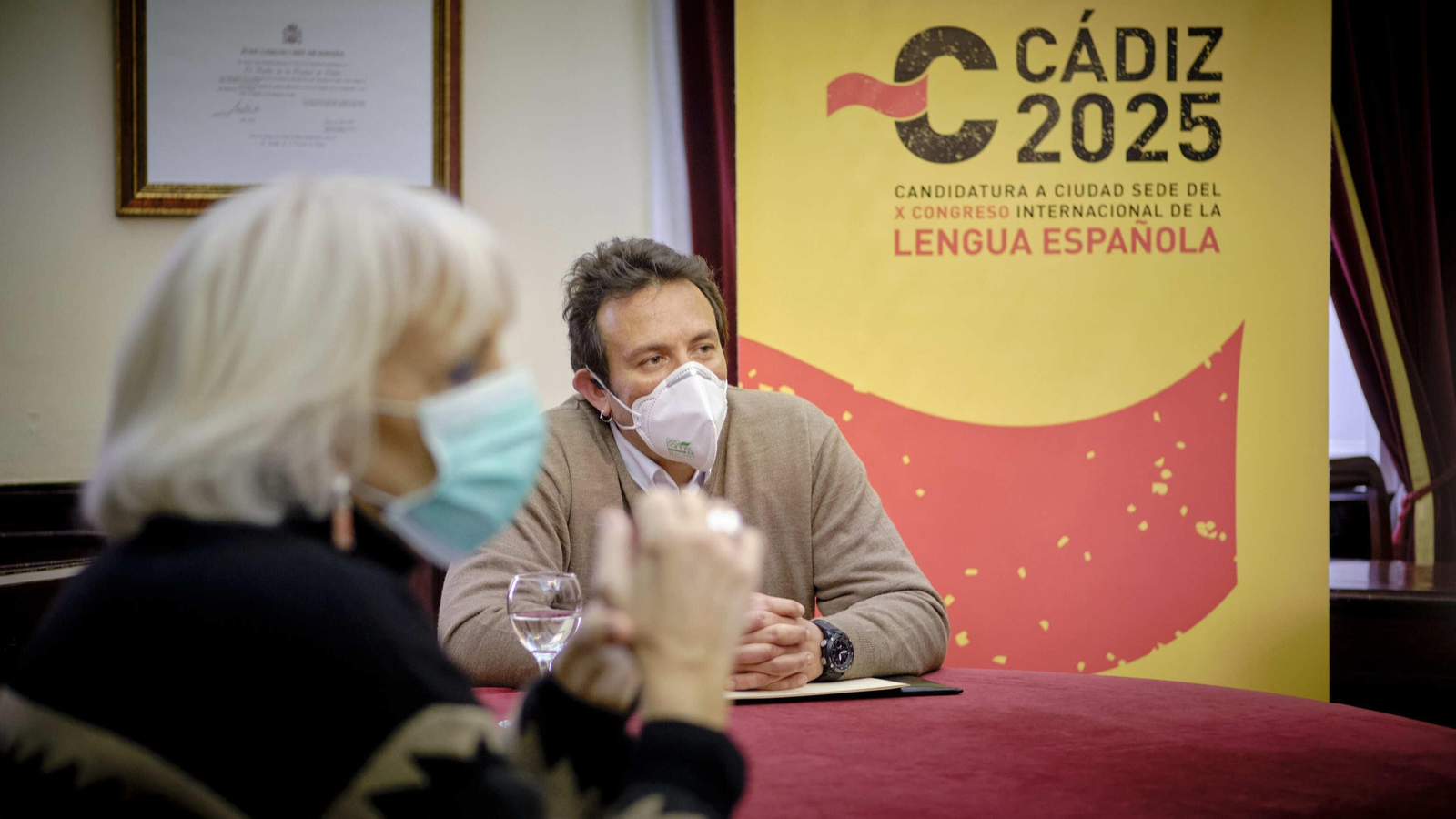 El alcalde de Cádiz y la presidenta de la Autoridad Portuaria y ex alcadesa, Teófila Martínez, durante una reunión por el Congreso de la Lengua.
