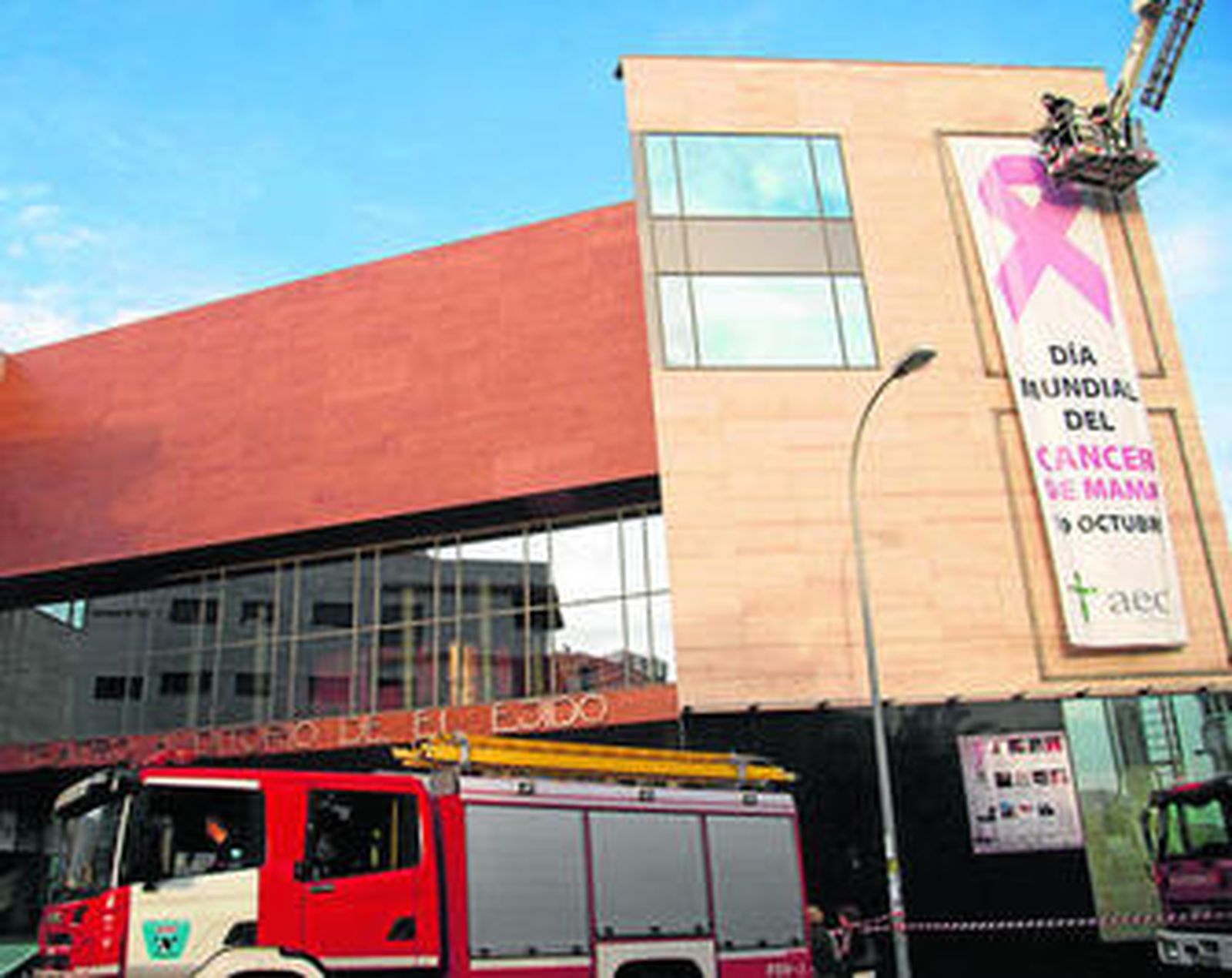 Los operarios trabajaron durante la tarde del jueves para que el lazo rosa estuviera listo ayer.