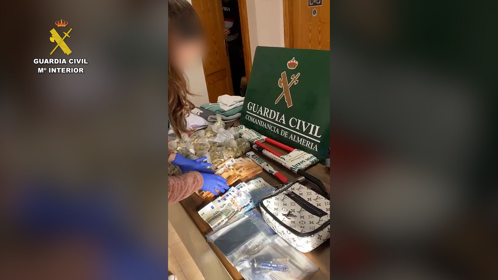 Objetos intervenidos por la Guardia Civil tras el intento de fuga.