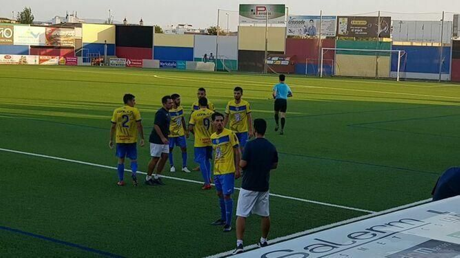 El ex de Unión y Algeciras CF, Antonio Manzano, habla en primer término con el técnico del Conil CF .