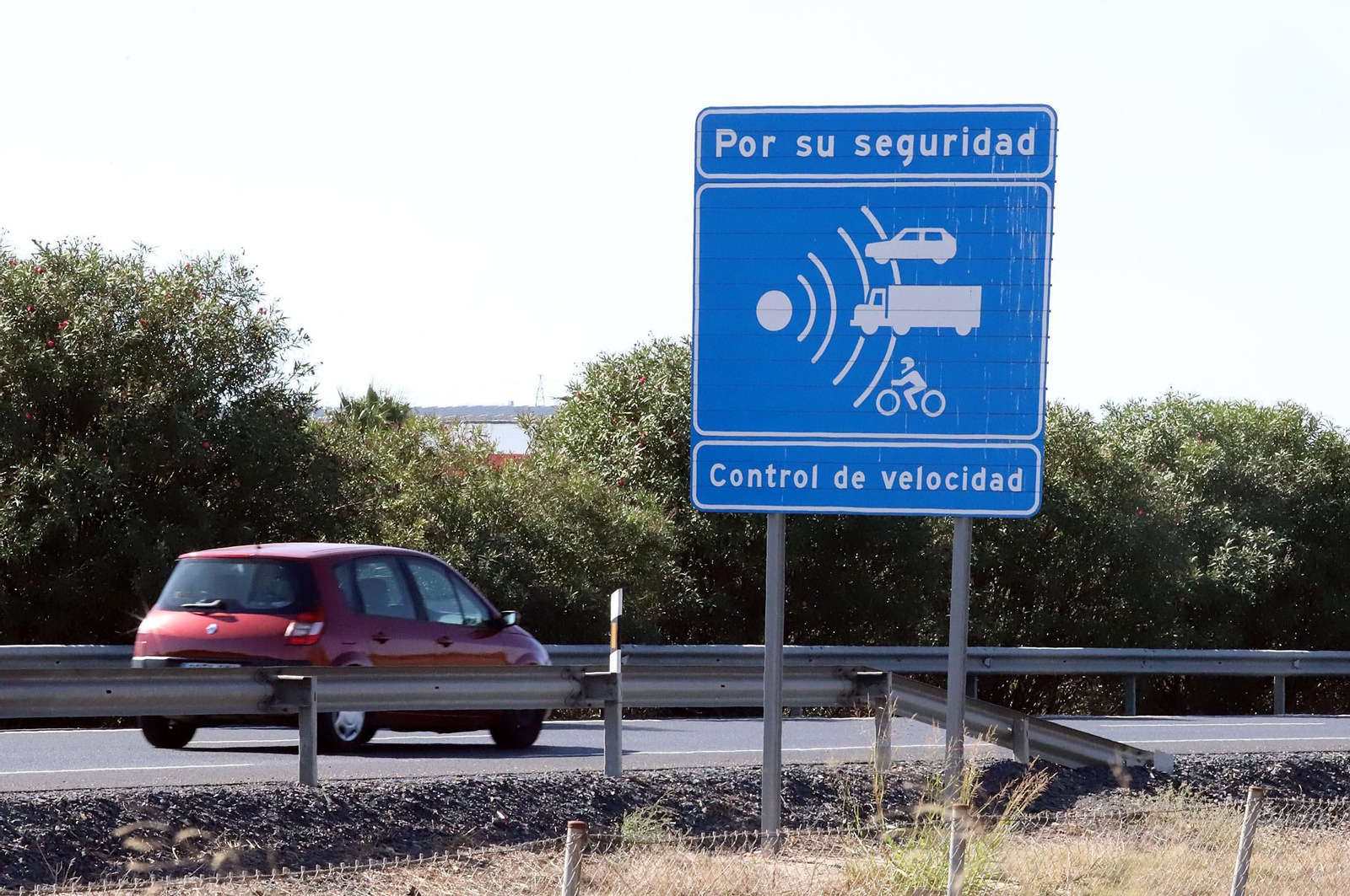 Cartel informativo avisando de la presencia de un radar fijo más adelante