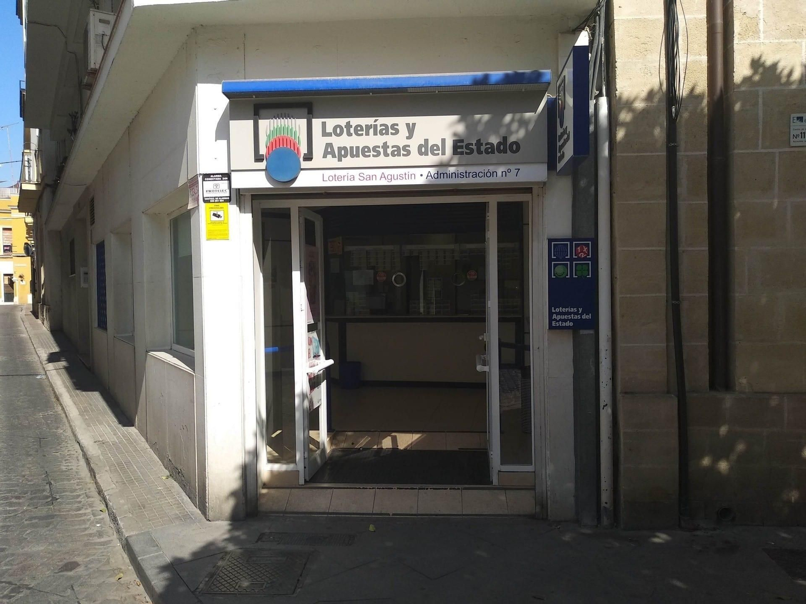 Administración de Lotería 'San Agustín' en Jerez, donde se selló la Quiniela de 14 aciertos