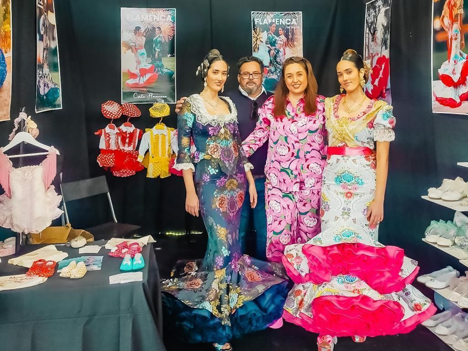 Charo Pastor Ramos con dos modelos que portan sus creaciones flamencas.