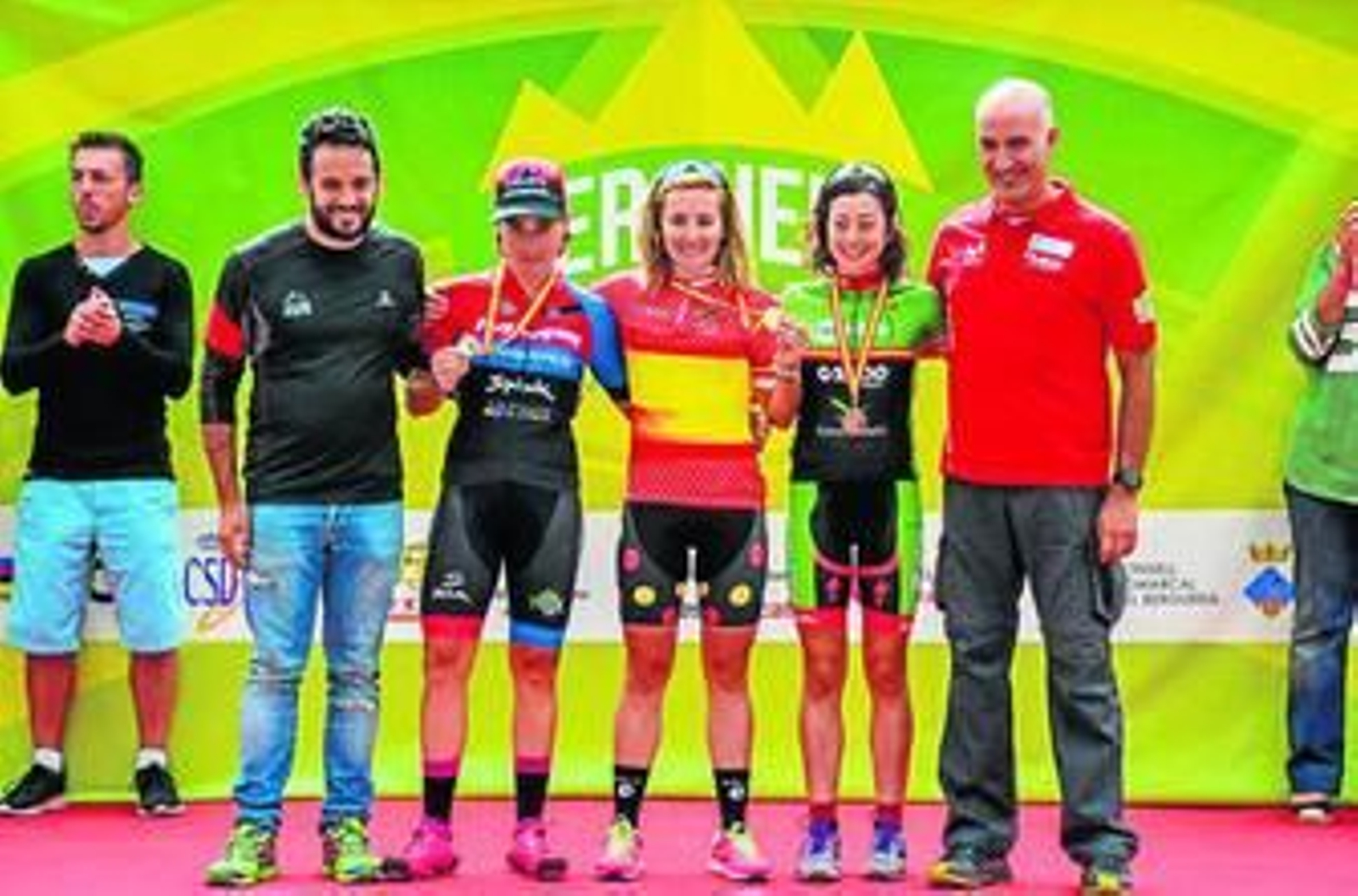 La olvereña María Díaz Pernía posa en el centro del podio femenino. La olvereña María Díaz Pernía posa en el centro del podio femenino.