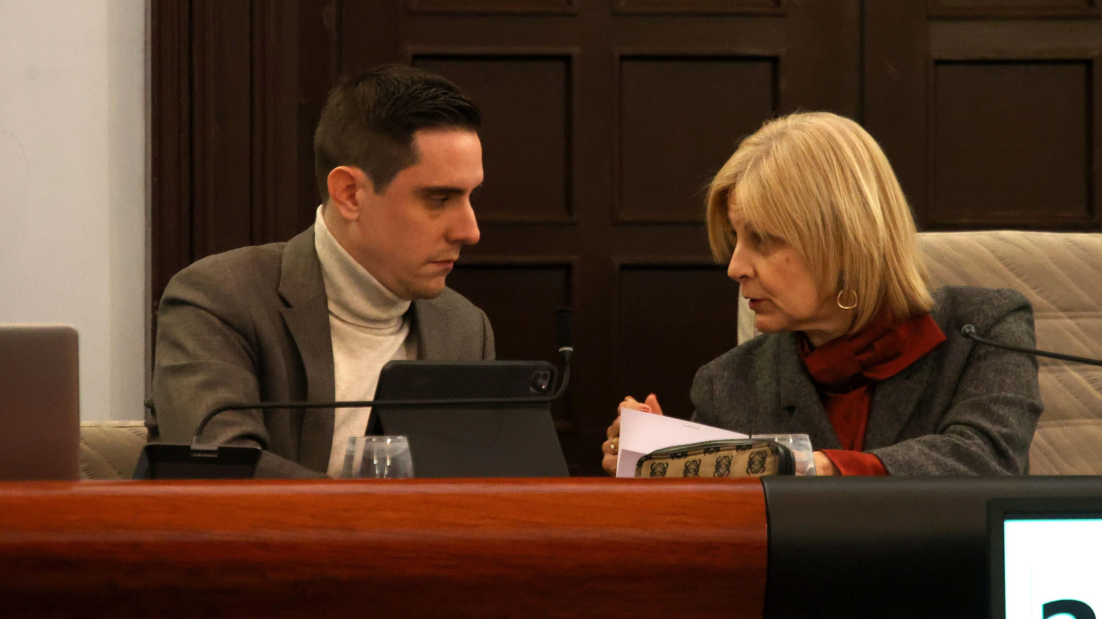 La alcaldesa, María José García-Pelayo, y el delegado de Servicios Públicos, Jaime Espinar, durante un pleno. La alcaldesa, María José García-Pelayo, y el delegado de Servicios Públicos, Jaime Espinar, durante un pleno.