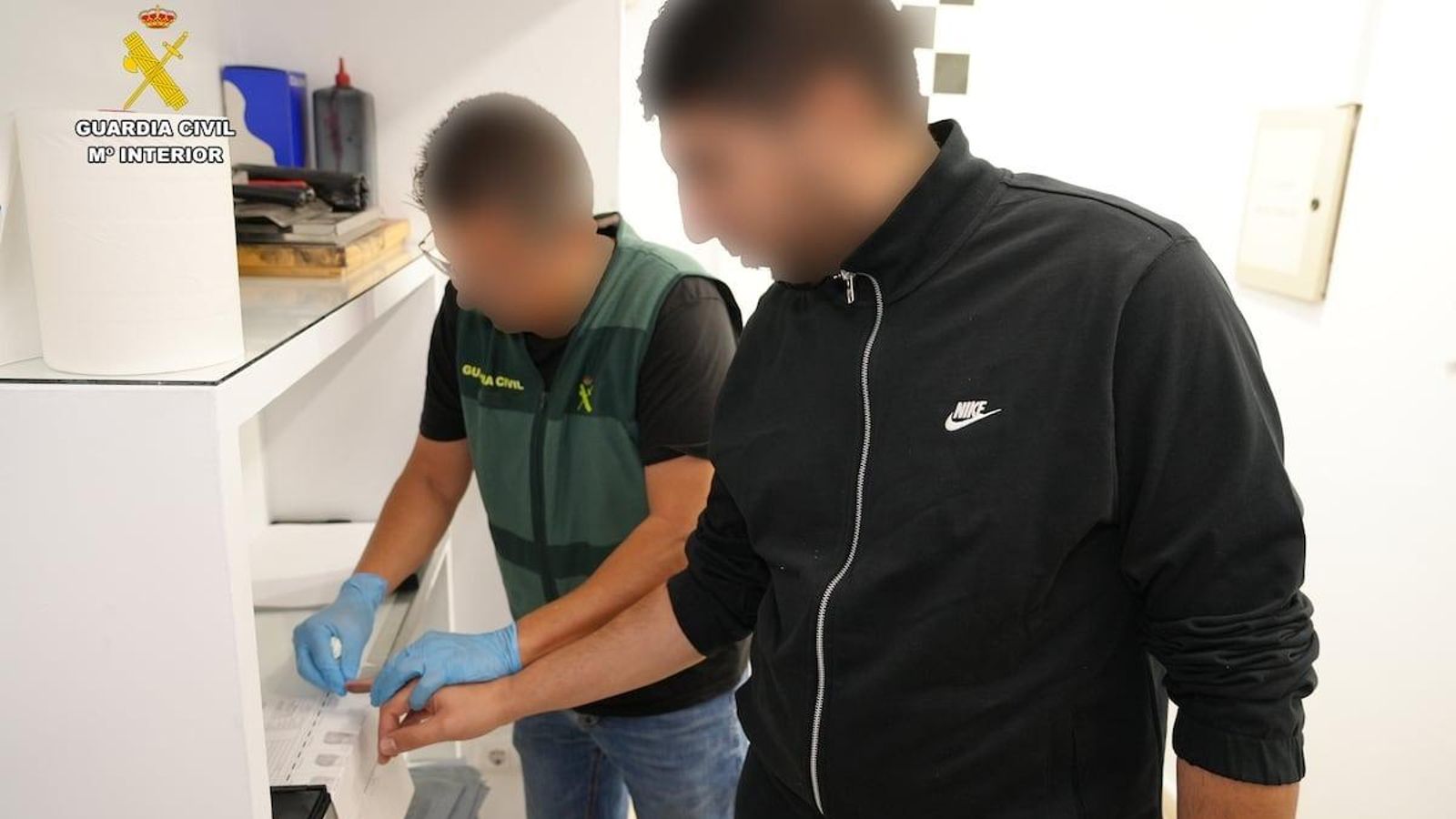 Karim El Baqqali en el momento de tomarle sus huellas dactilares en la Comandancia de la Guardia Civil de Cádiz. Karim El Baqqali en el momento de tomarle sus huellas dactilares en la Comandancia de la Guardia Civil de Cádiz.