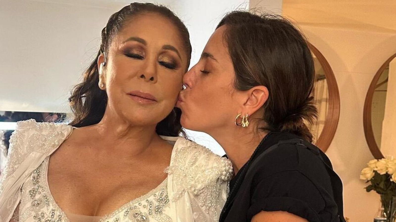 Isabel Pantoja y su sobrina Anabel durante la gira por América