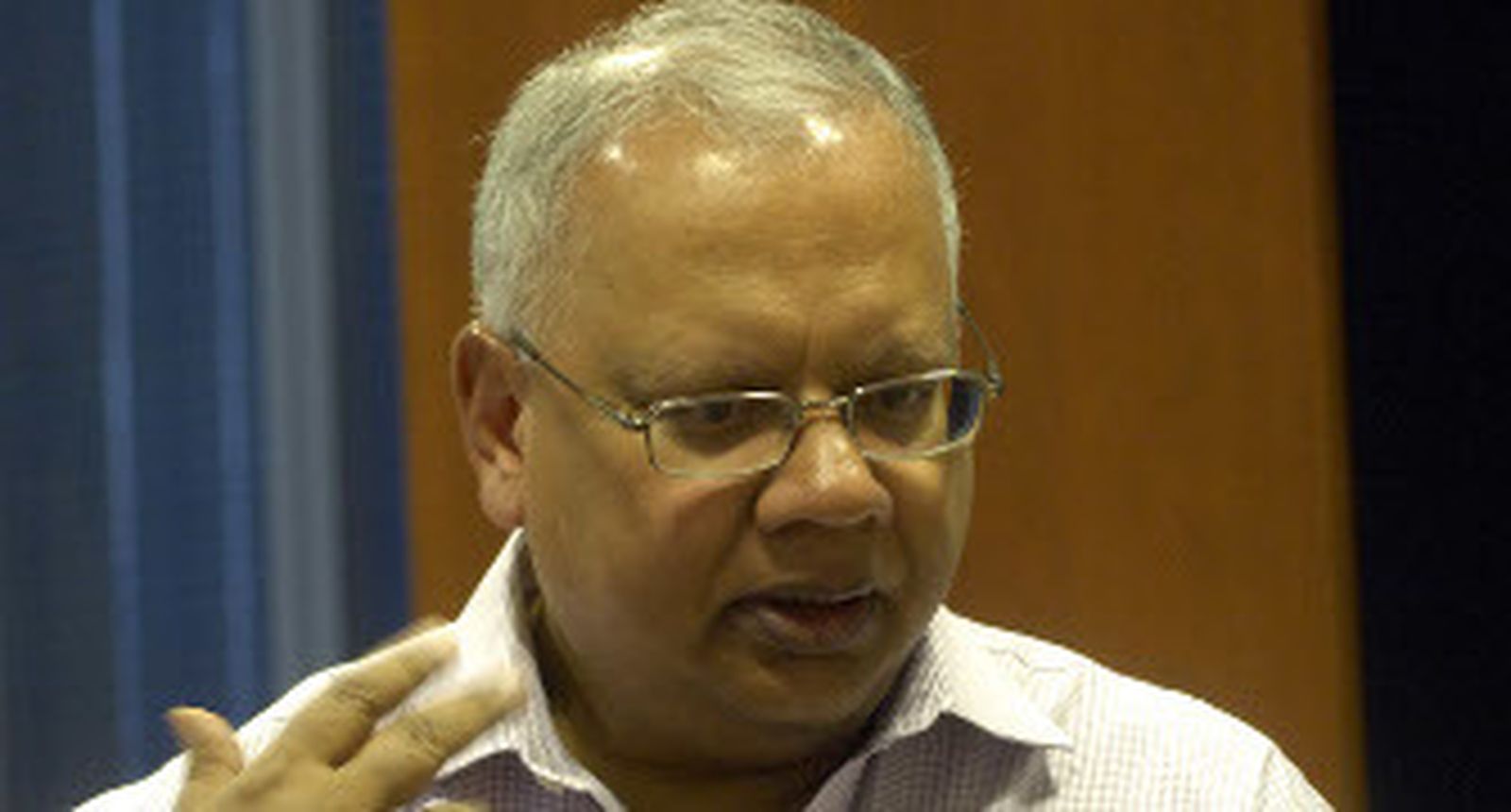 El doctor Bhattacharya, en su despacho de la Cartuja. / Manuel Gómez