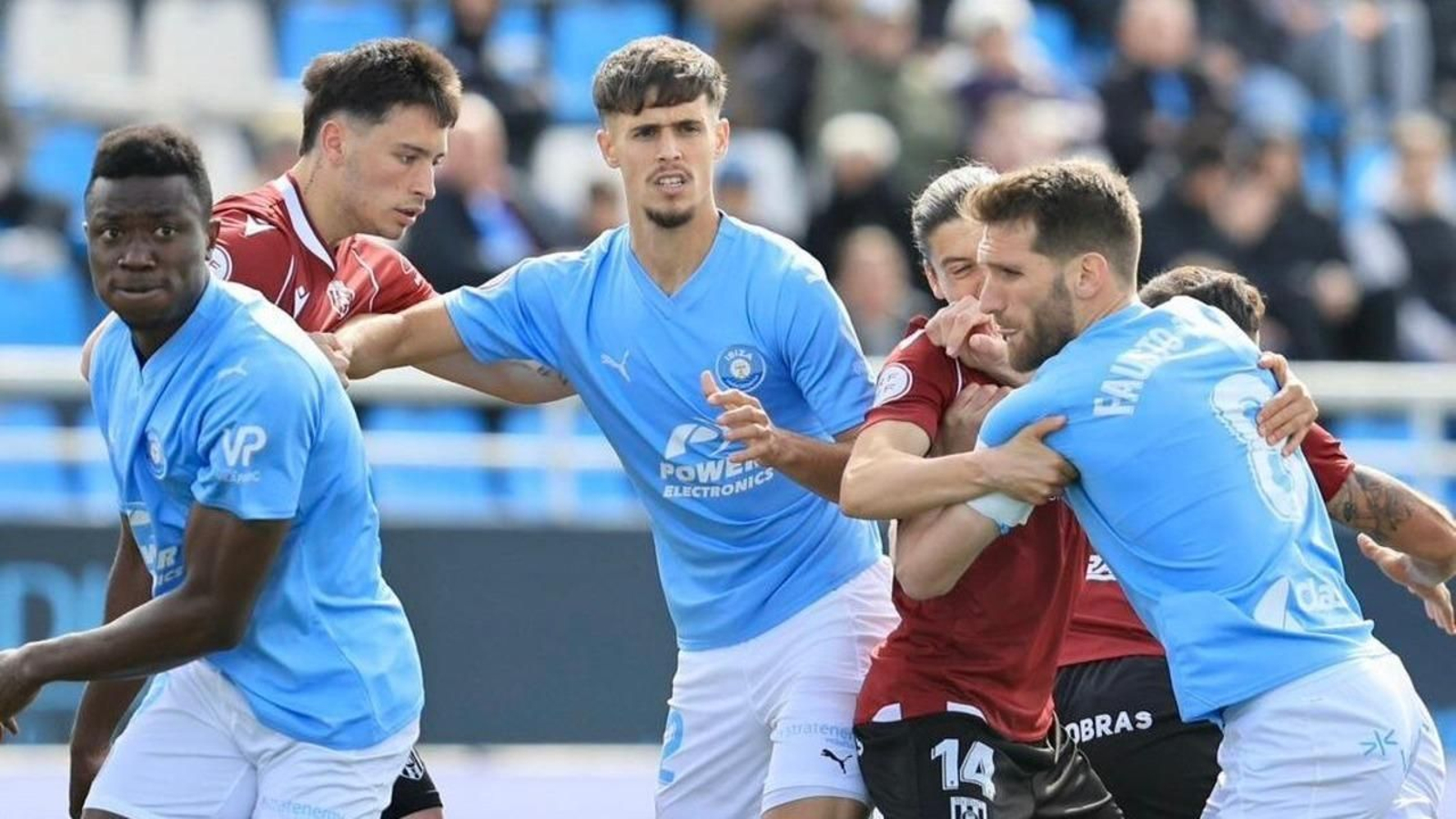 Un forcejeo entre jugadores de la UD Ibiza y del Mérida.