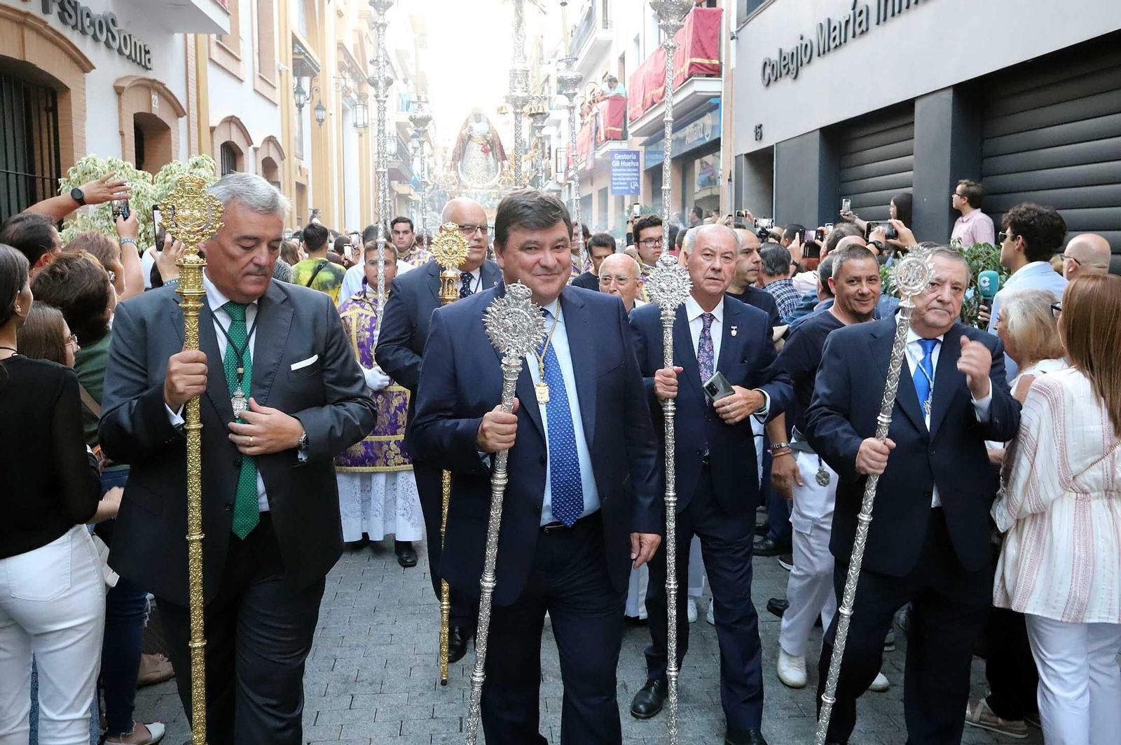 Imágenes de la procesión de la Virgen de la Amargura por las calles de Huelva