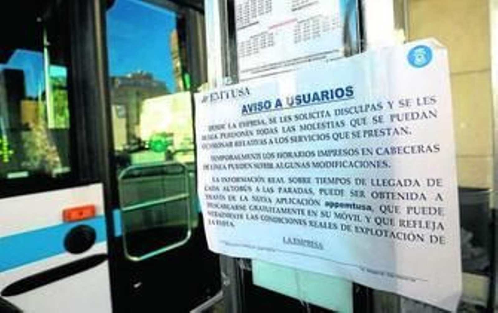Cartel que avisa de posibles cambios de horarios en una parada de bus.
