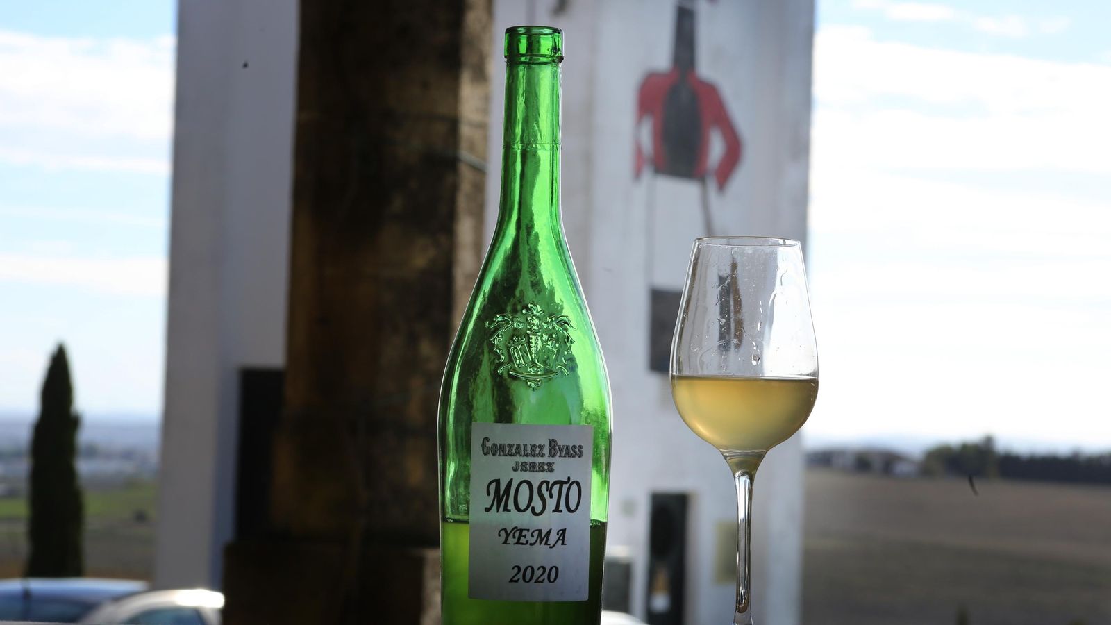 Botella del nuevo mosto de González Byass con el logo del Tío Pepe y la viña al fondo.