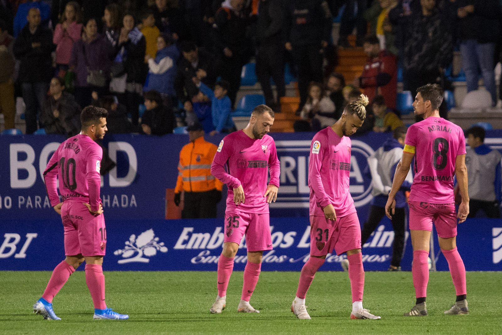 Los jugadores, cabizbajos tras la derrota.
