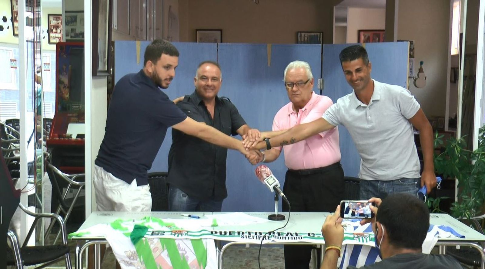 Callero y Bohorquez (en el centro) junto a miembros del equipo técnico de ambos clunes