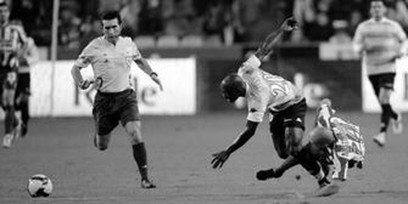 Matabuena comete una falta sobre Emana en presencia de Rodríguez Santiago, que seguía de cerca la jugada.