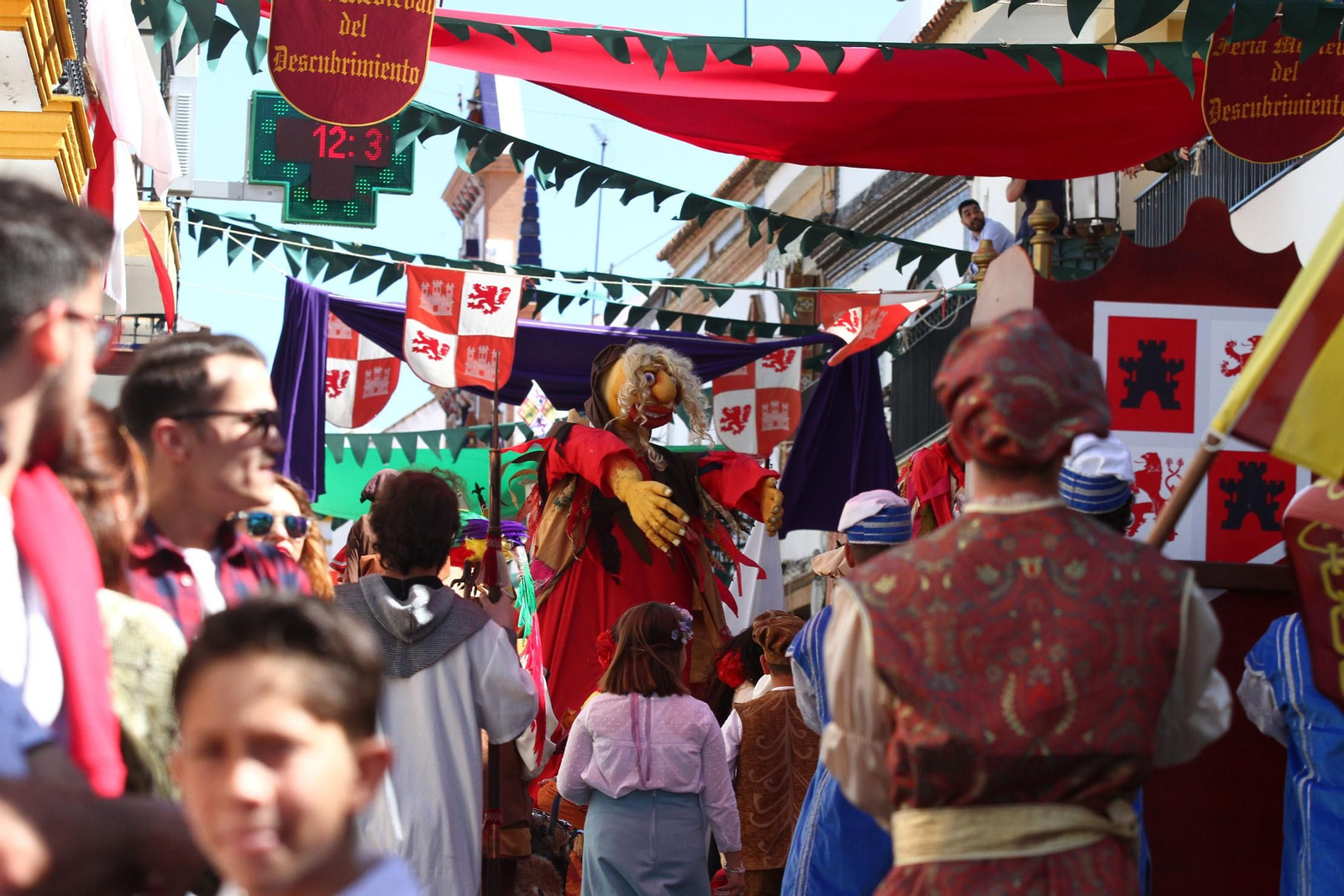Imágenes del desfile de la XIX Feria Medieval del Descubrimiento, en Palos de la Frontera