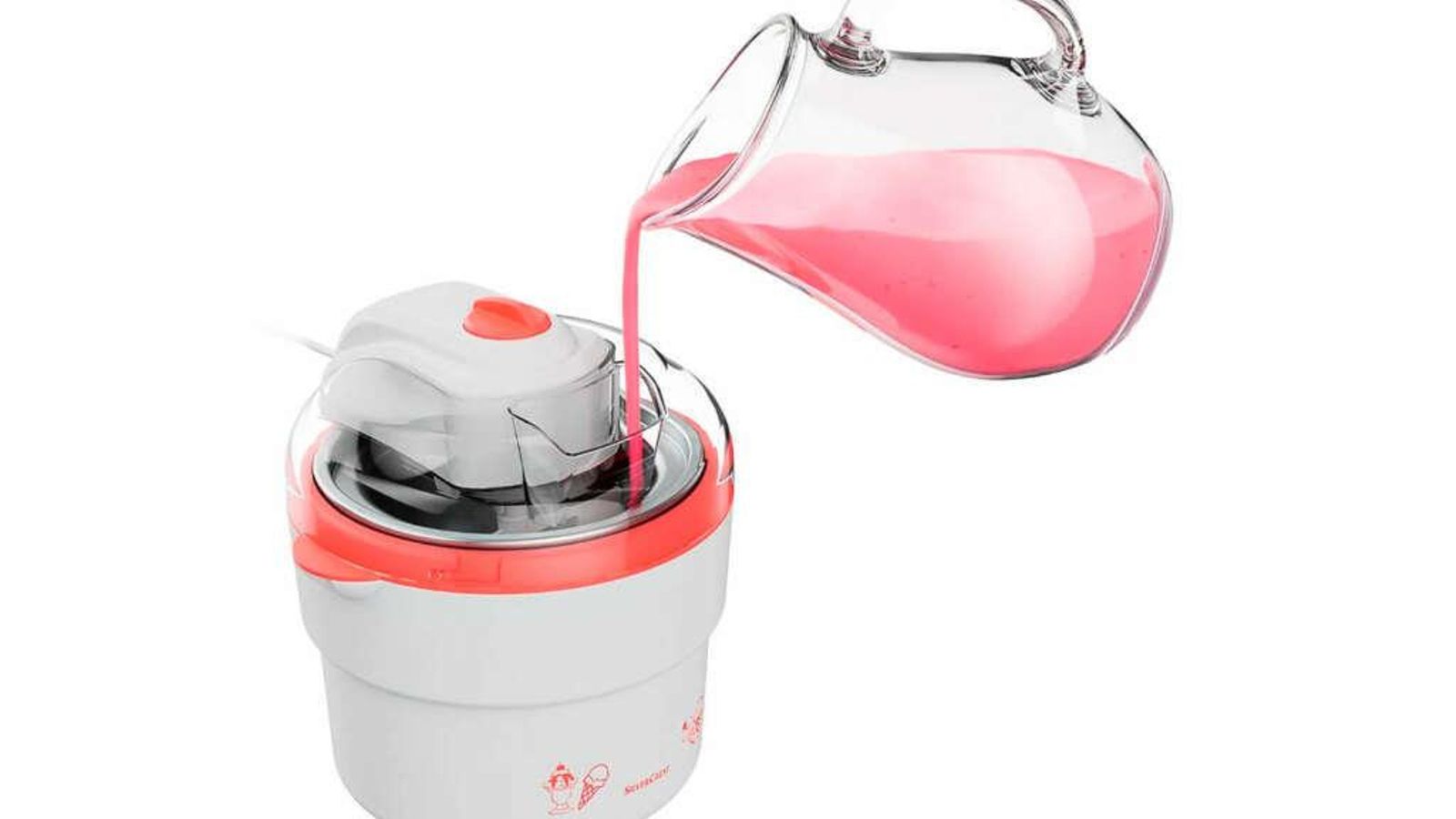 Añadiendo líquido de fresa a la heladera eléctrica de Lidl