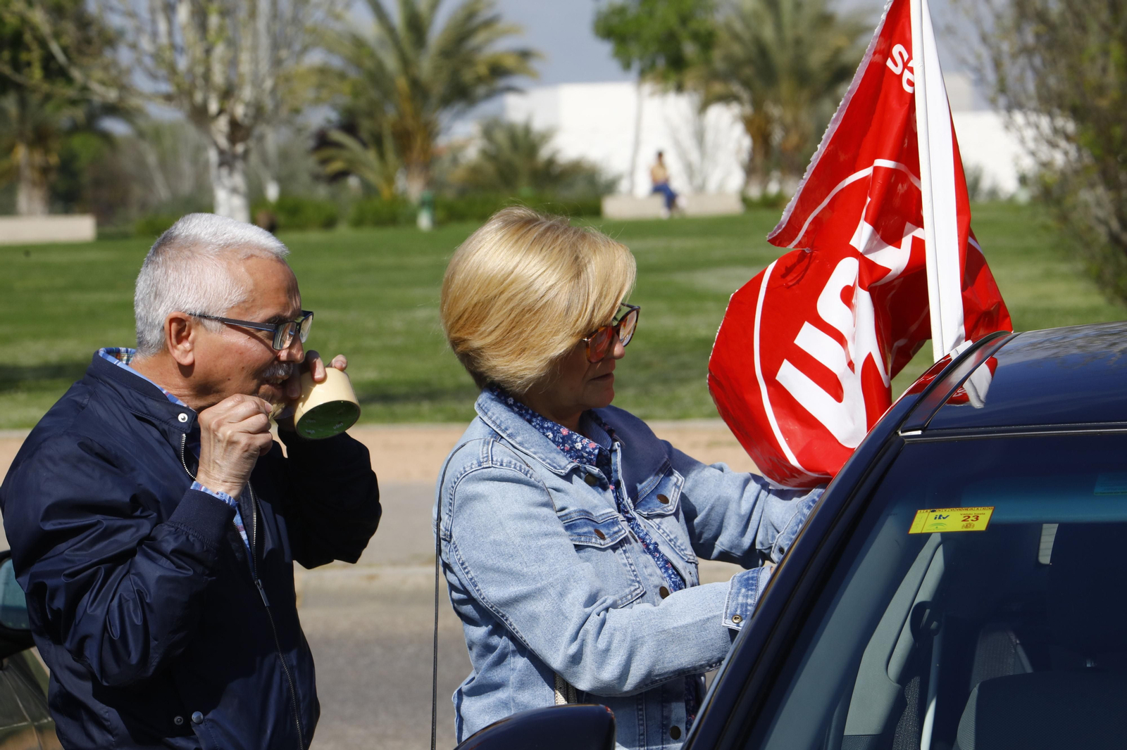La caravana de coches de UGT en apoyo a las trabajadoras de ayuda a domicilio de Córdoba, en imágenes