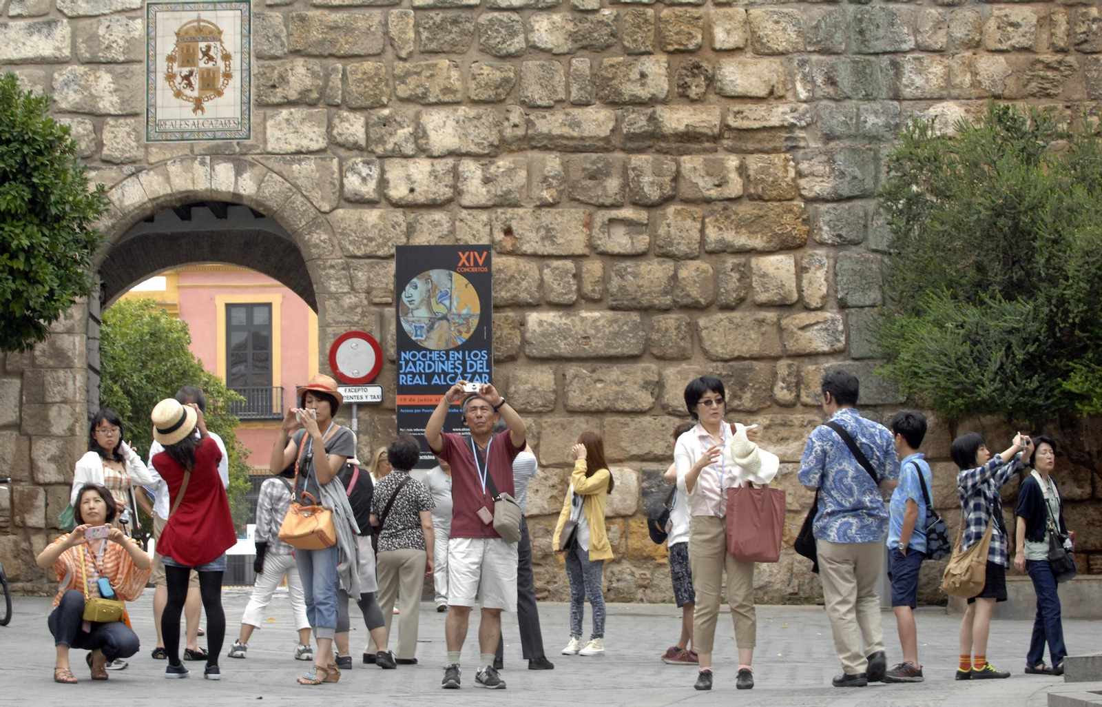 Varios turistas en las inmediaciones del Real Alcázar de Sevilla.