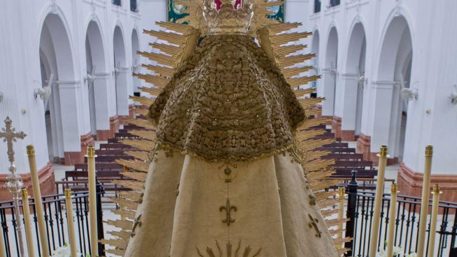 Vista posterior del traje de la Coronación.