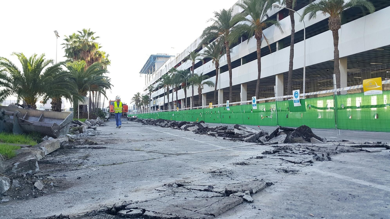 Un obrero camina junto al primer tajo de las obras, junto al aparcamiento del Puerto.