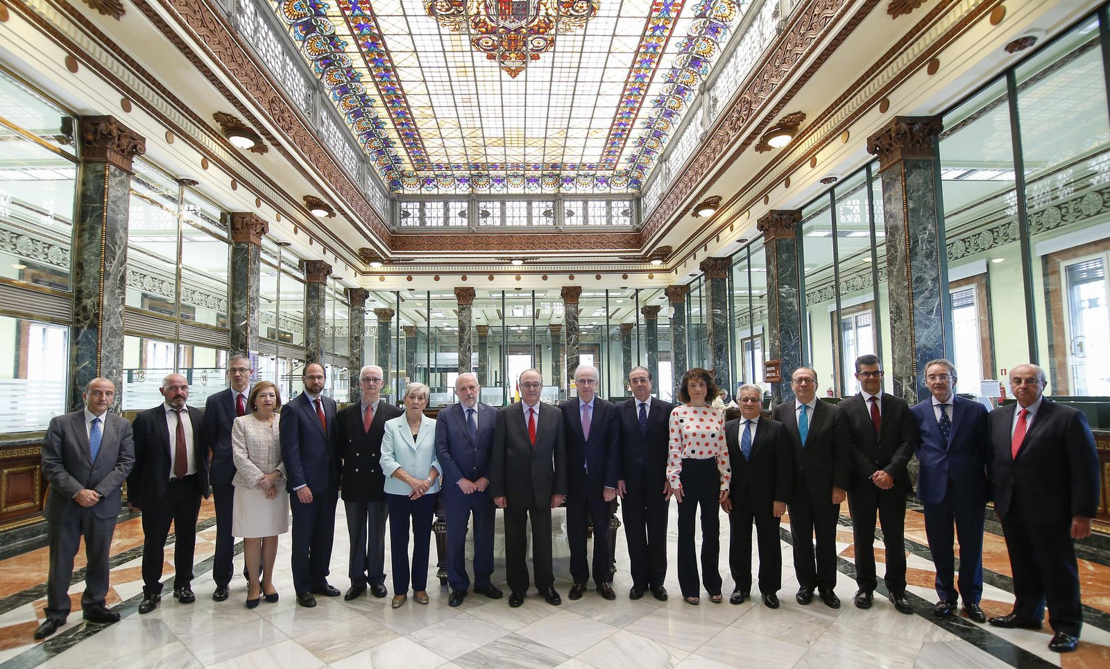 Los integrantes del Consejo de Gobierno del Banco de España, ayer, en su sede de Sevilla.