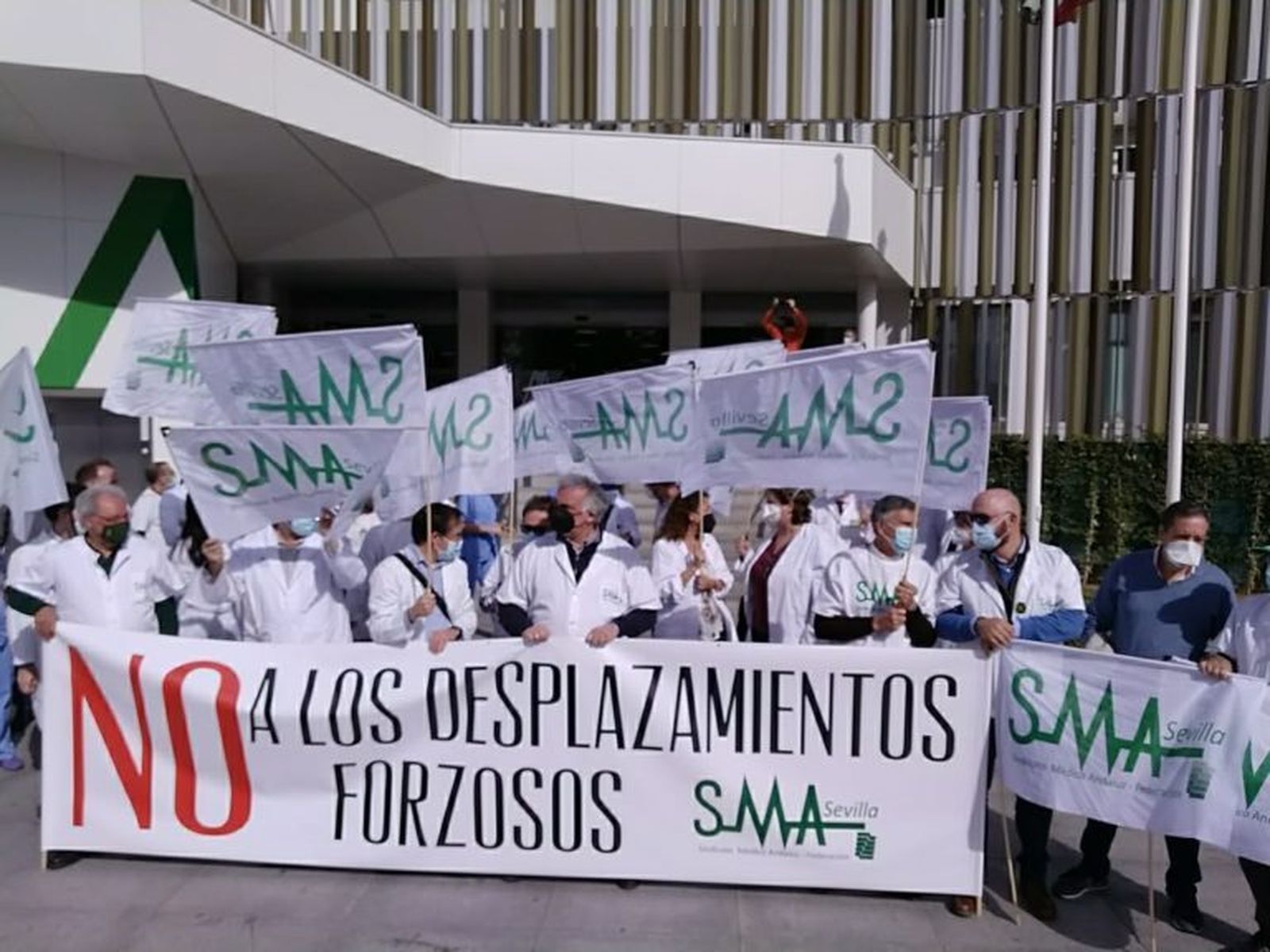 La concentración del Sindicato Médico de Sevilla ante el Hospital Virgen Macarena.