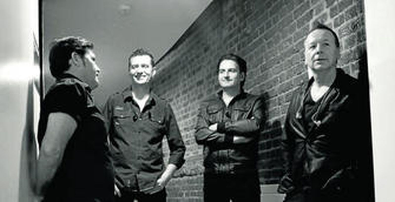 1. Los británicos Simple Minds darán un concierto en Marbella el próximo 9 de agosto. 2. Miguel Bosé actuará también en el Festival Starlite en Marbella el jueves 2 de agosto. 3. David Guetta será la estrella del Summer Festival el 4 de agosto. 4. Serrat y Sabina vuelven esa misma noche al Auditorio Municipal con un concierto conjunto para presentar su disco La orquesta del Titanic.