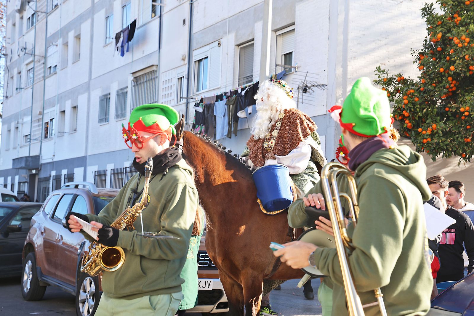 Día de regalos y Reyes Magos por los barrios de la ciudad