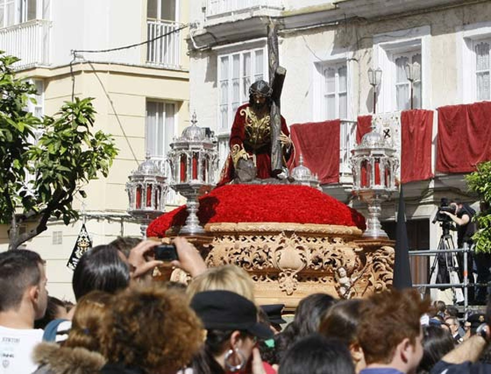 Salida del paso de Jesús Caído y la Virgen de los Desamparados. 

Foto: Julio Gonzalez