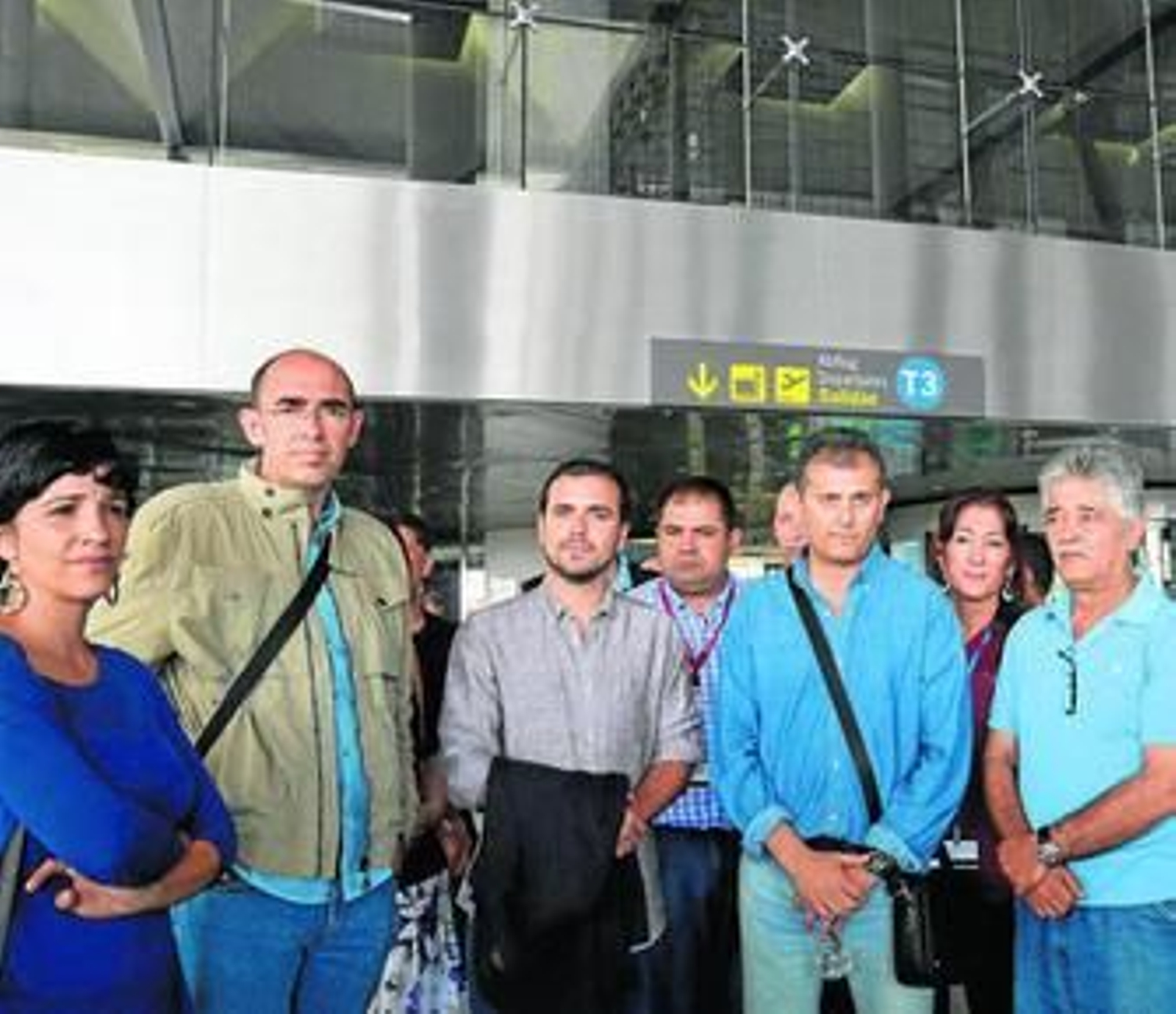Los representantes de IU, ayer, en el aeropuerto.