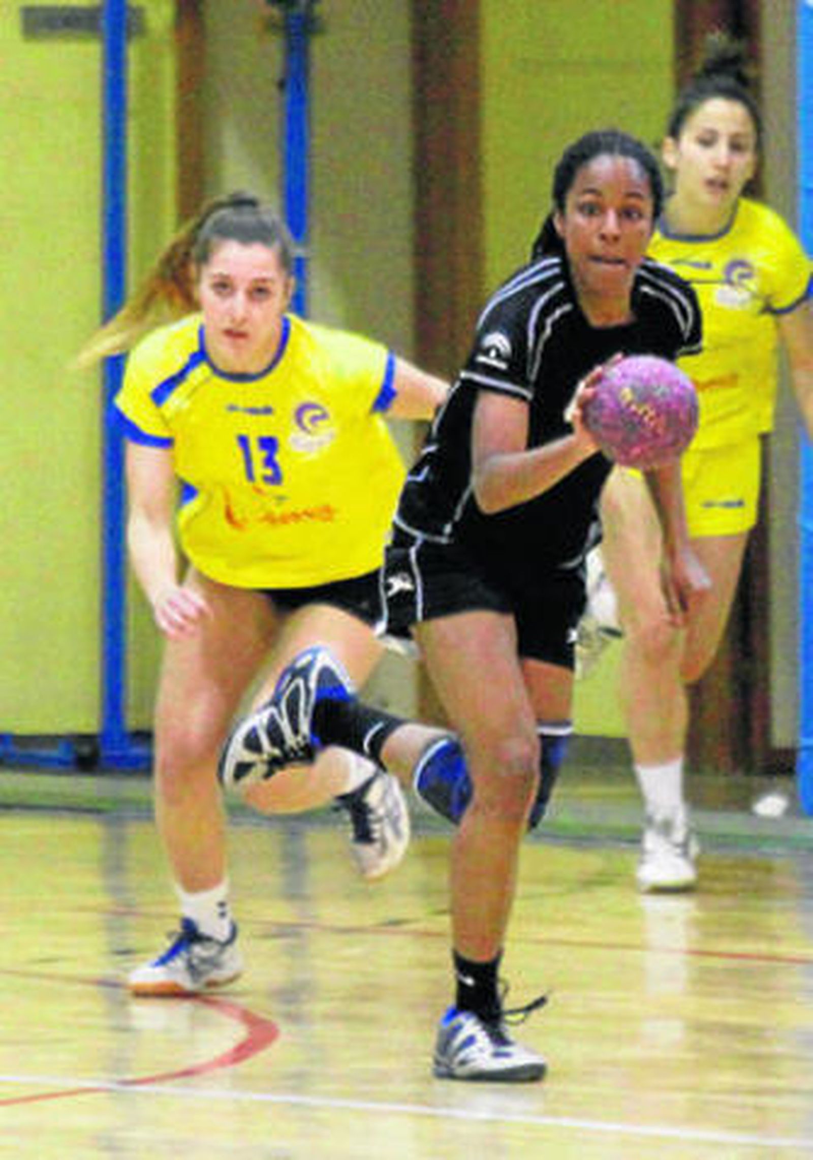 Una acción del partido disputado ayer en Fuentenueva.