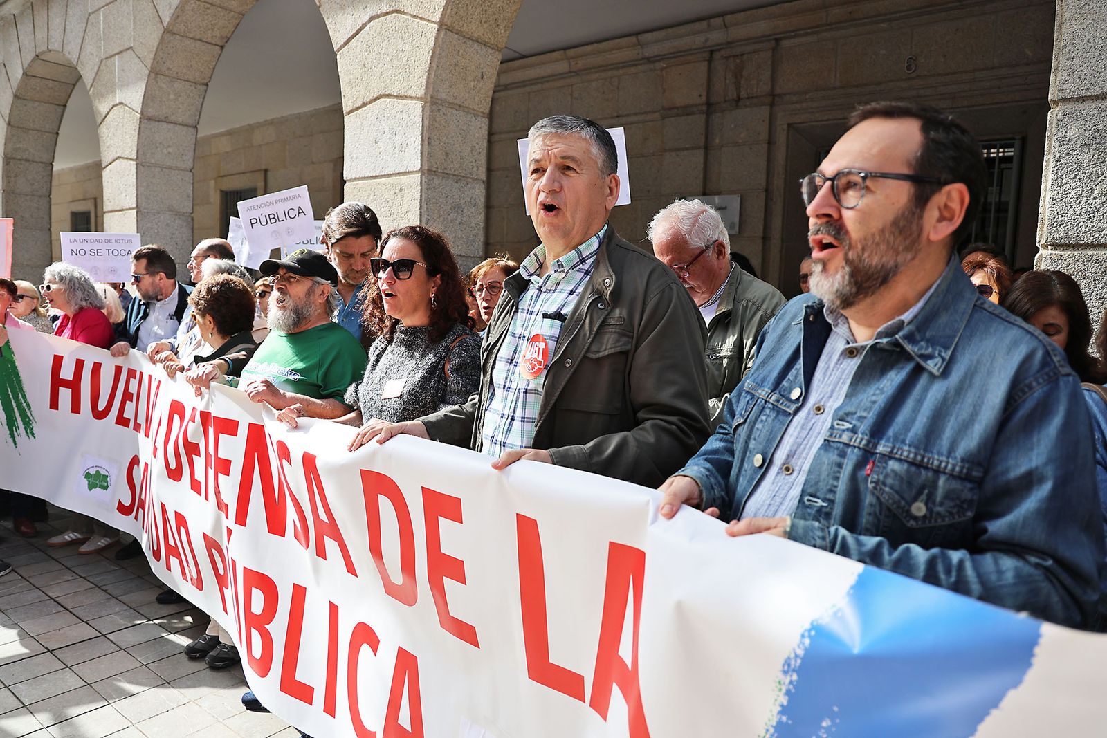Imágenes de la concentración de la Marea Blanca de Huelva por la sanidad pública