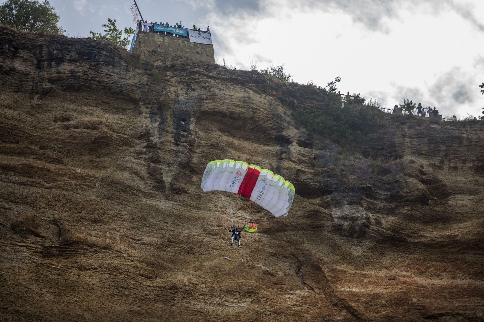 Vuelo de uno de los participantes en el campeonato de salto base tras lanzarse desde las cornisas del Tajo.