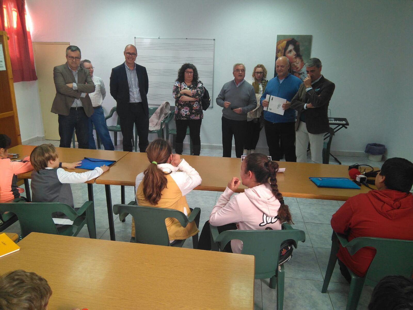 Un momento de la visita de ayer a la escuela de música de La Piñera.