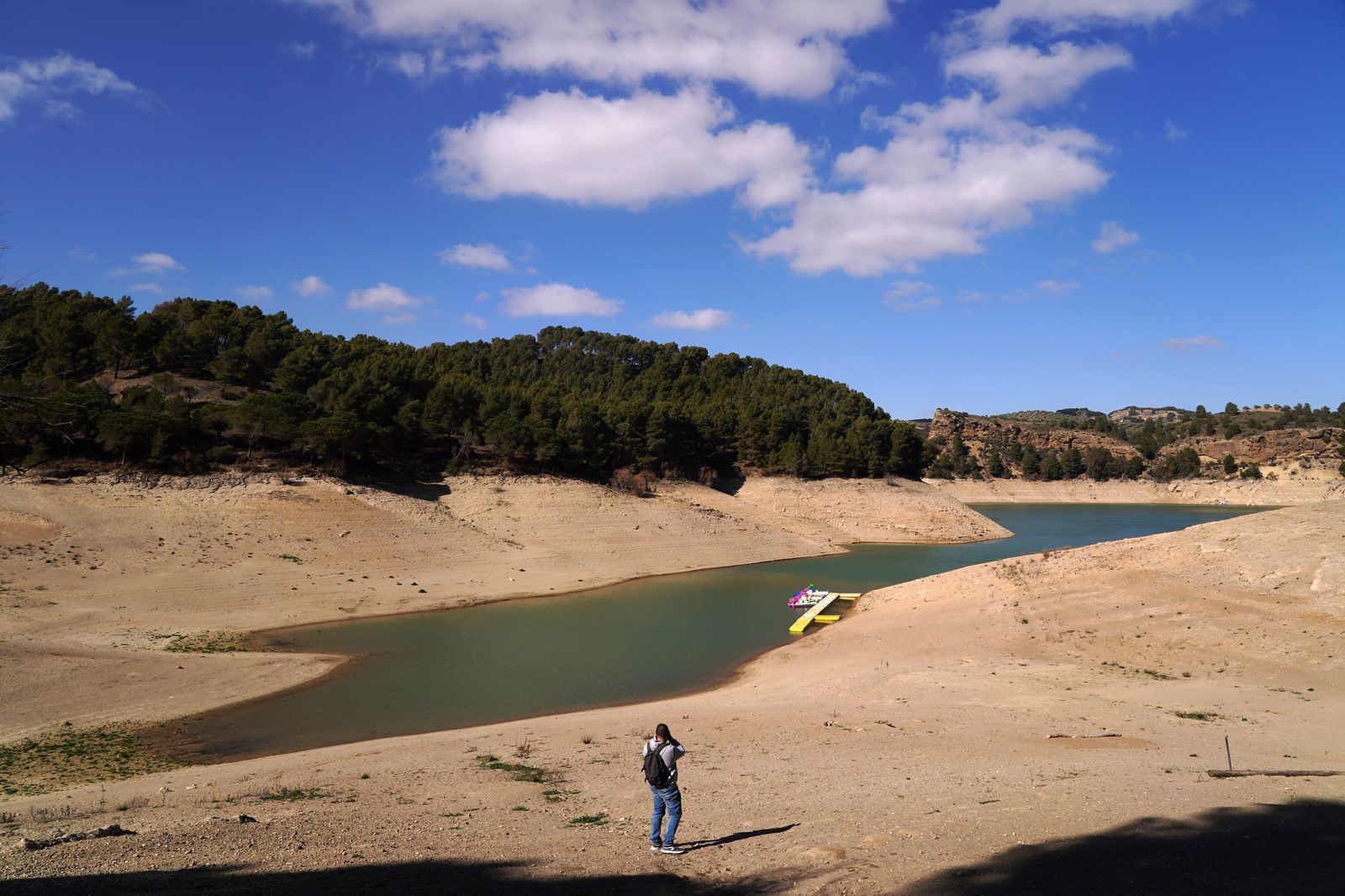 Situación del embalse de Guadalteba en la provincia de Málaga que deja ver los restos del pueblo de Peñarubia.