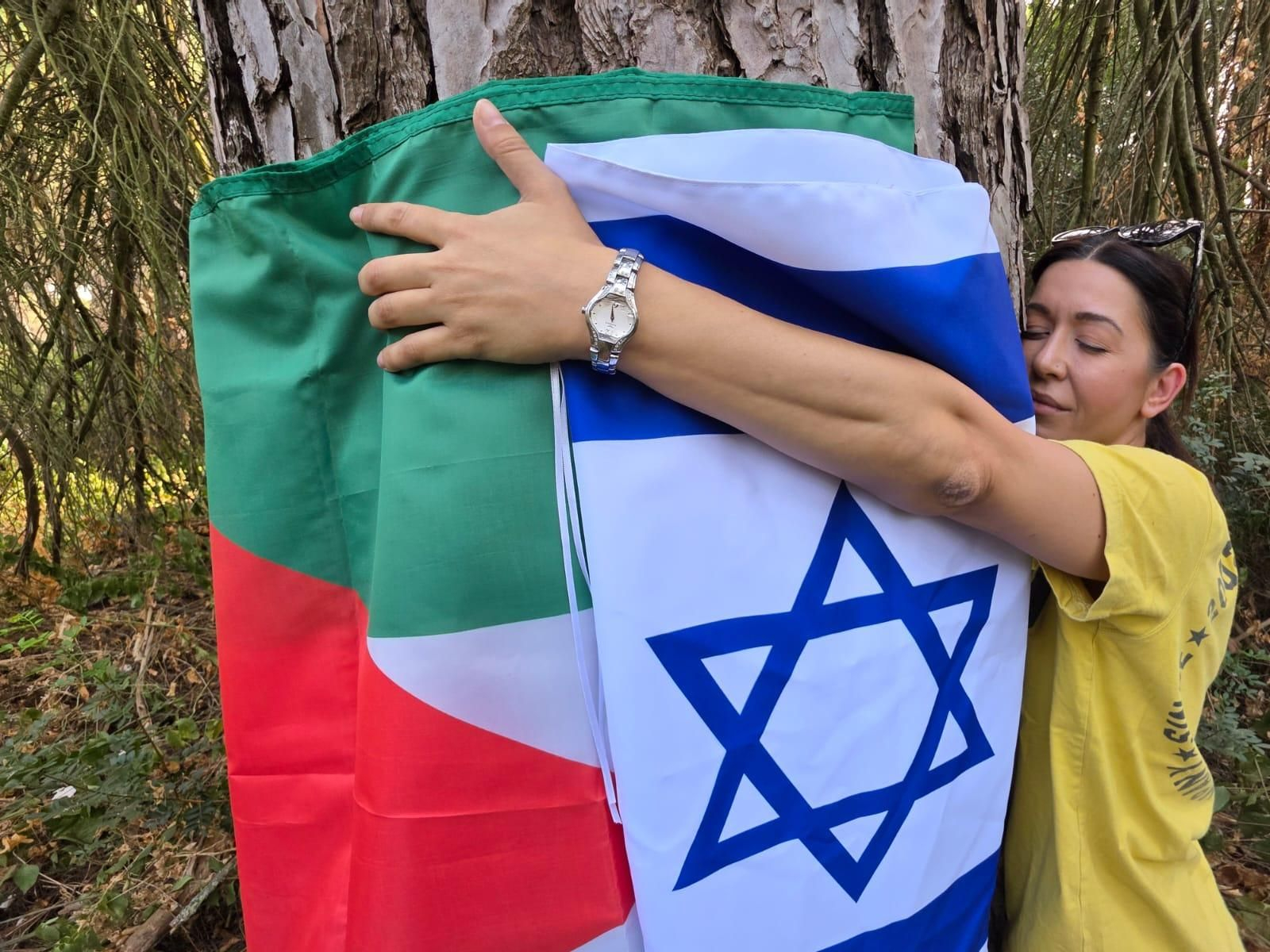Banderas de Palestina e Israel abrazan al árbol 'Manolo'.