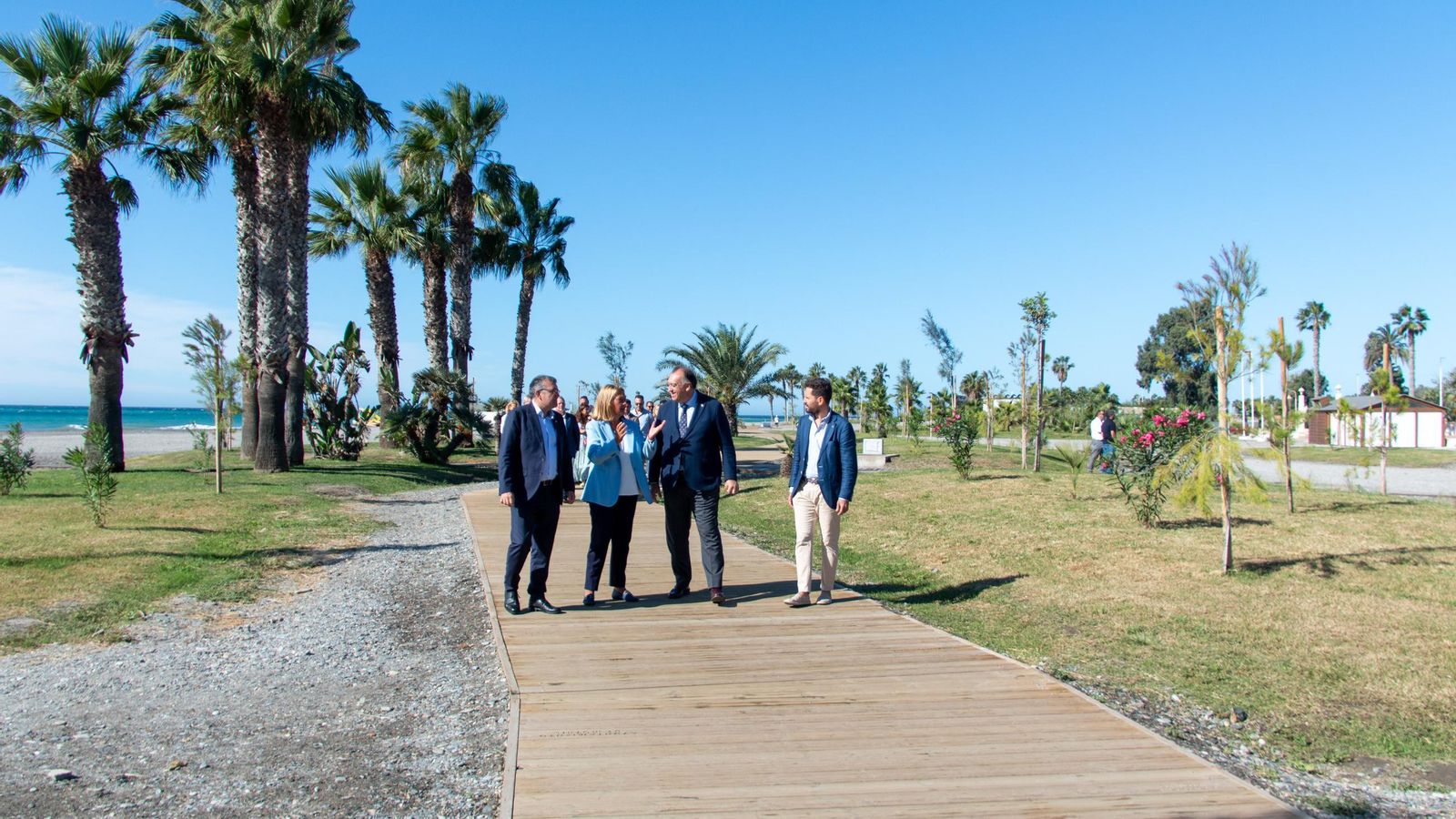 Visita del consejero de Turismo y Andalucía Exterior, Arturo Bernal a la senda litoral de Motril