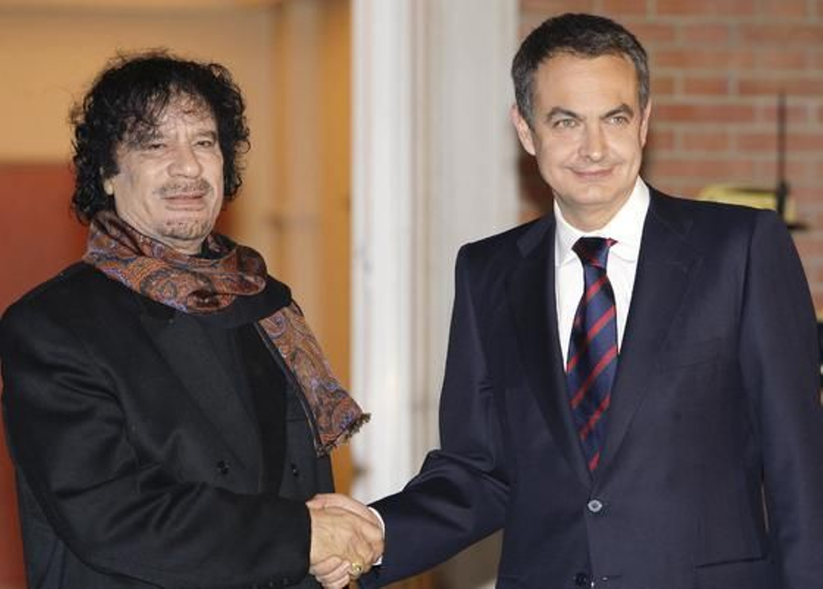 17 de diciembre de 2007: Zapatero dando la mano al dictador libio, Muamar Al Gadafi.

Foto: EFE