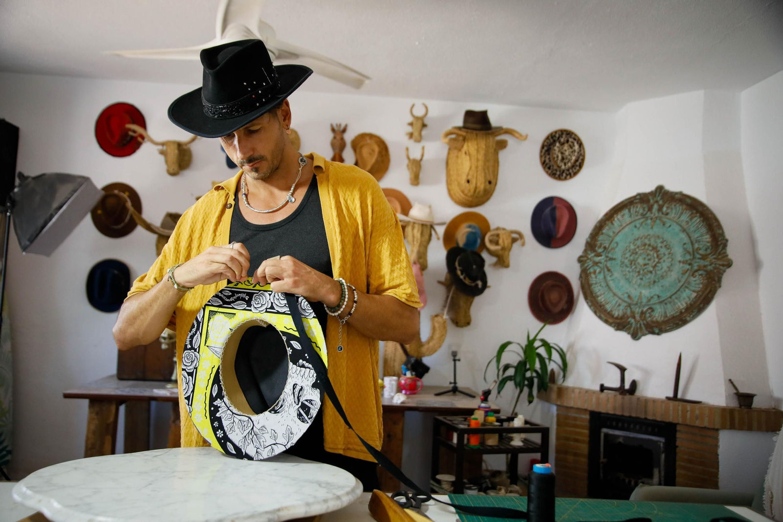 Imágenes del proceso creativo en sombreros de Alejandro Mateo