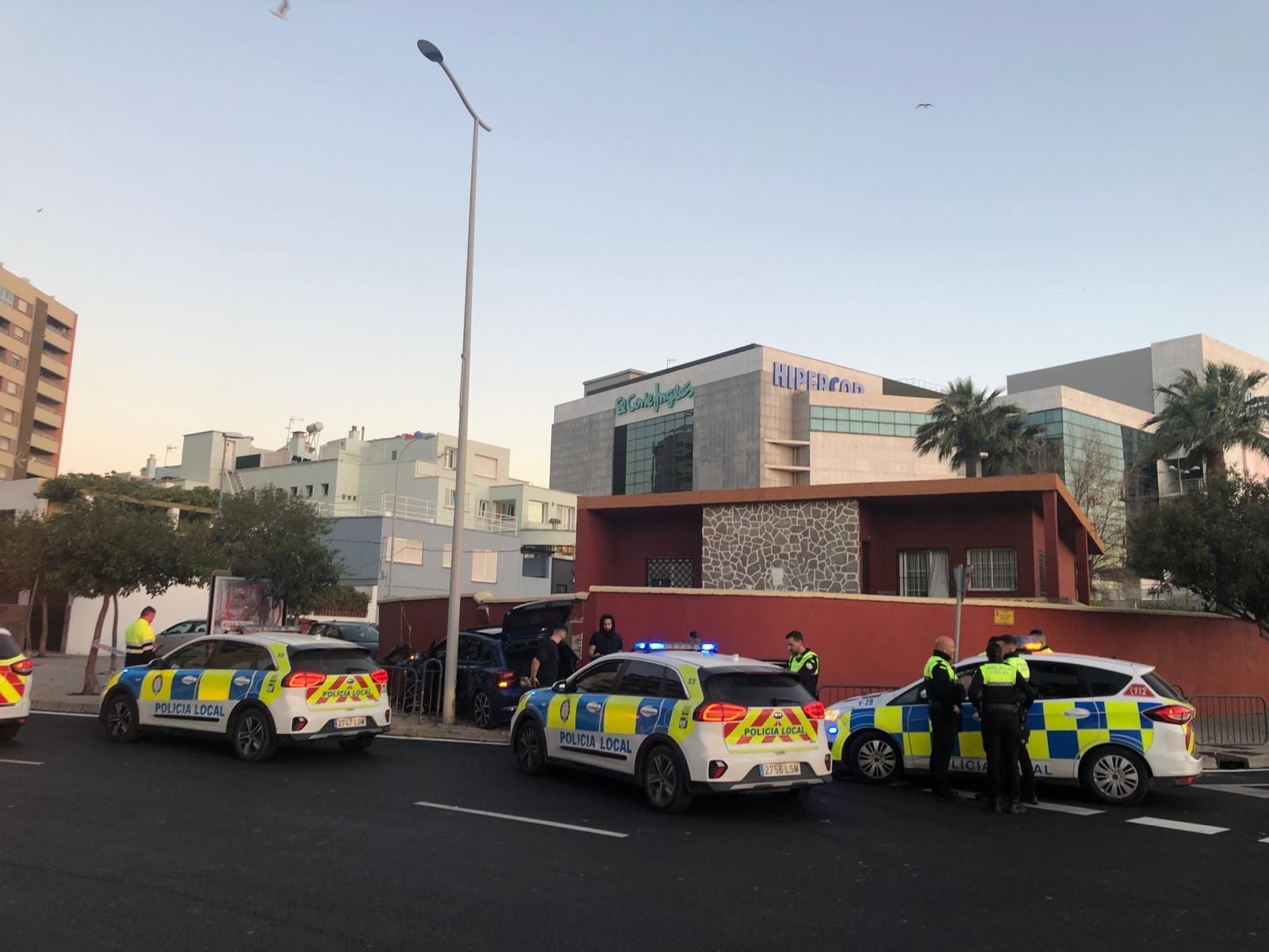 Así queda el coche accidentado en Algeciras tras chocar contra una casa del paseo marítimo