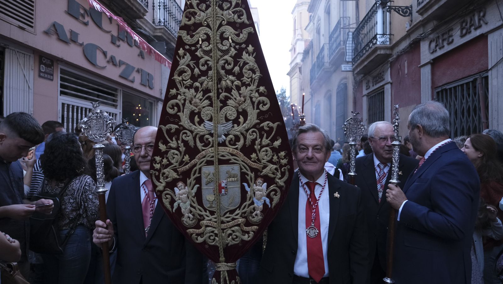 Imágenes de La Magna por las calles de Almería
