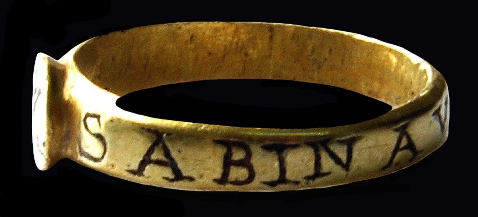 Anillo con un crismón y el nombre de su propietaria, Sabina.