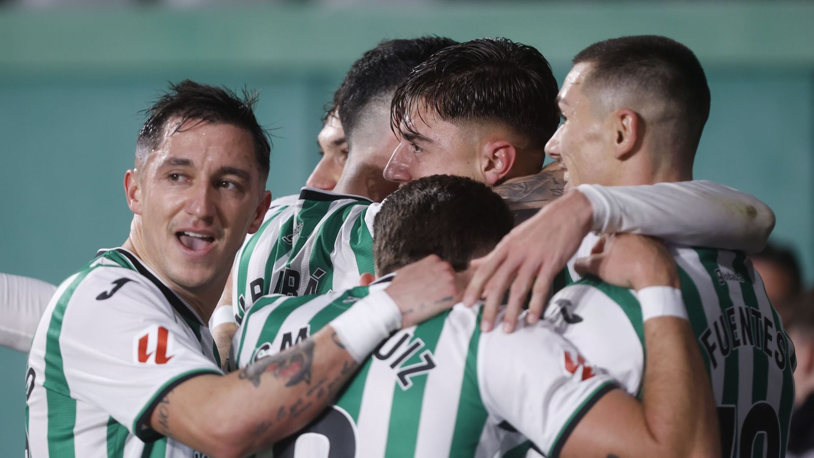 Los jugadores del Córdoba CF celebran el gol de Requena al Valladolid.