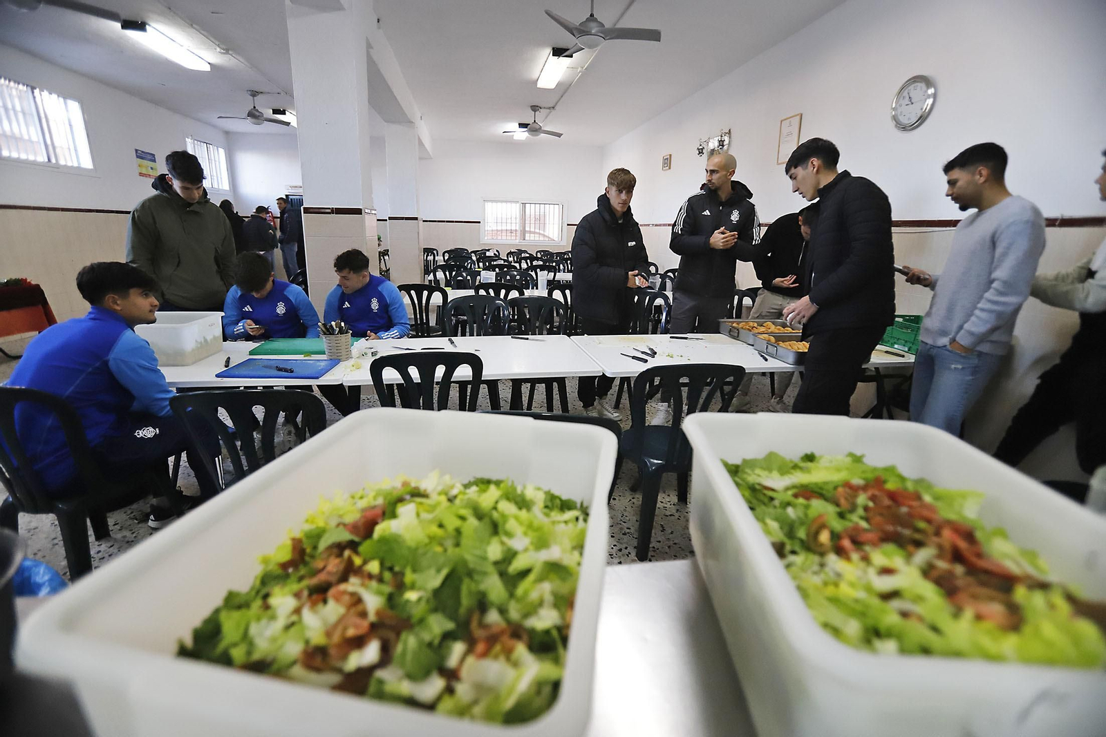 Imágenes del voluntariado de la plantilla del Recre en el comedor social Virgen de la Cinta.